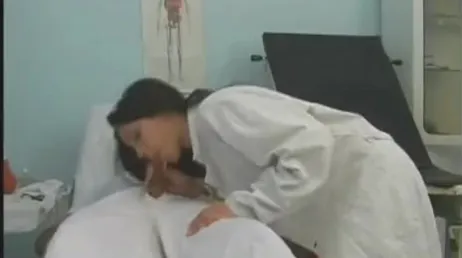C'est comme ça que l'infirmière baise avec le docteur chaud et excité