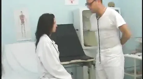 C'est comme ça que l'infirmière baise avec le docteur chaud et excité