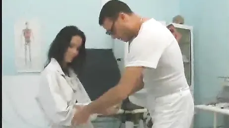 C'est comme ça que l'infirmière baise avec le docteur chaud et excité