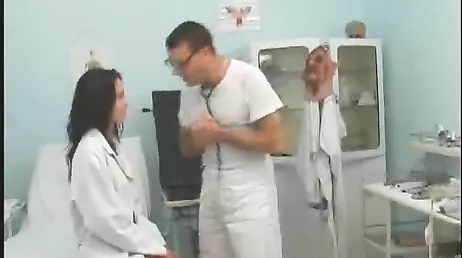 C'est comme ça que l'infirmière baise avec le docteur chaud et excité