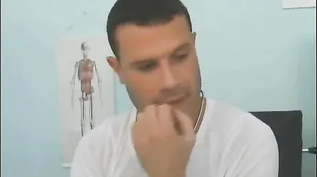 C'est comme ça que l'infirmière baise avec le docteur chaud et excité