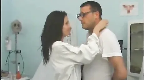 C'est comme ça que l'infirmière baise avec le docteur chaud et excité