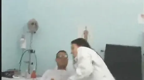C'est comme ça que l'infirmière baise avec le docteur chaud et excité