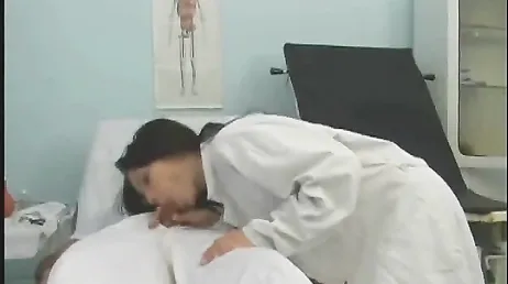 C'est comme ça que l'infirmière baise avec le docteur chaud et excité