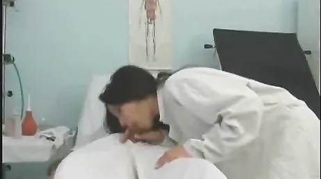 C'est comme ça que l'infirmière baise avec le docteur chaud et excité