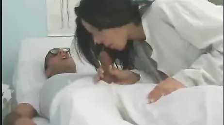 C'est comme ça que l'infirmière baise avec le docteur chaud et excité