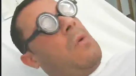 C'est comme ça que l'infirmière baise avec le docteur chaud et excité