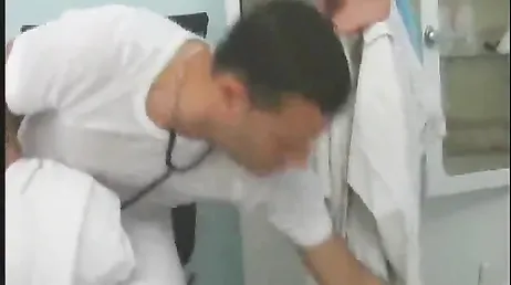 C'est comme ça que l'infirmière baise avec le docteur chaud et excité