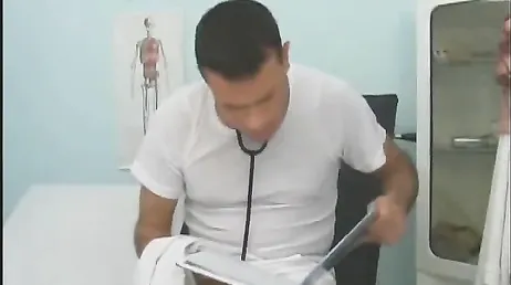 C'est comme ça que l'infirmière baise avec le docteur chaud et excité