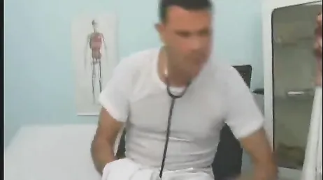 C'est comme ça que l'infirmière baise avec le docteur chaud et excité
