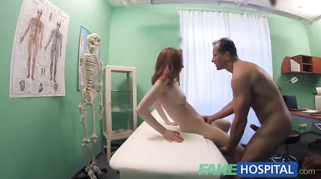 La paciente se avalanza sobre el doctor salido de la polla enorme