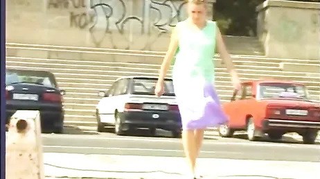 Blondinen får lite bra spänning inne i poolen