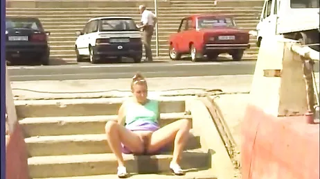 Blondinen får lite bra spänning inne i poolen