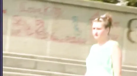 Blondinen får lite bra spänning inne i poolen