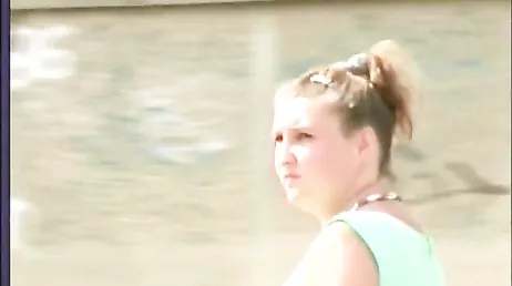 Blondinen får lite bra spänning inne i poolen