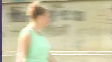 Blondinen får lite bra spänning inne i poolen