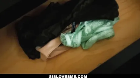 Min styvsyster hjälper mig att slutföra handjobbet tills jag kommer