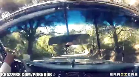 La belle-soeur sort de son camping-car très bien baisée