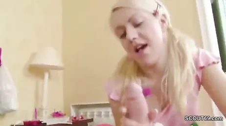 Hij betrapt zijn zus terwijl ze haar kont masturbeert en hij neukt haar zelf