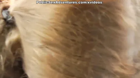 Anal para una rubia muy cachonda en el parque de atracciones