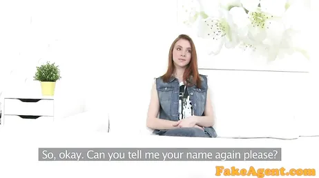 Roodharige danseres neukt de interviewer in ruil voor een baan