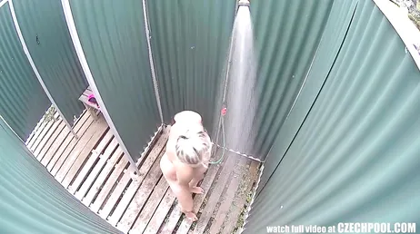 Spionieren Sie eine sehr gut aussehende reife Frau in der Dusche aus!!