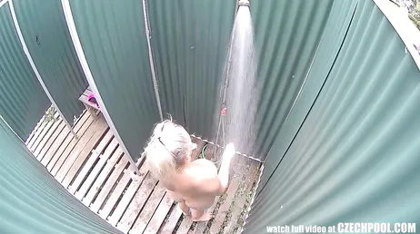 Spionieren Sie eine sehr gut aussehende reife Frau in der Dusche aus!!