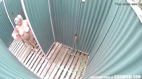 Spionieren Sie eine sehr gut aussehende reife Frau in der Dusche aus!!