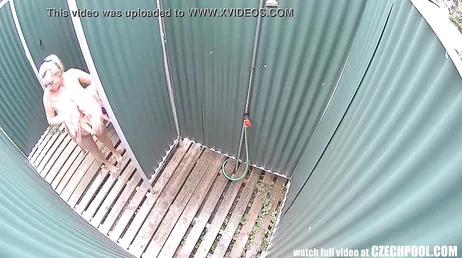 Spionieren Sie eine sehr gut aussehende reife Frau in der Dusche aus!!