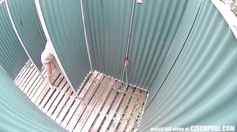 Spionieren Sie eine sehr gut aussehende reife Frau in der Dusche aus!!