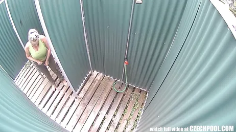 Spionieren Sie eine sehr gut aussehende reife Frau in der Dusche aus!!