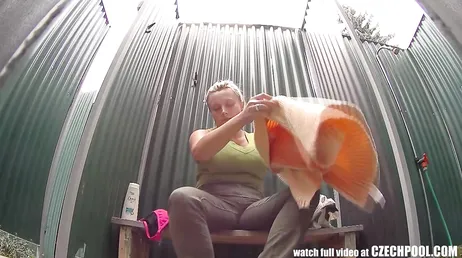 Spionieren Sie eine sehr gut aussehende reife Frau in der Dusche aus!!