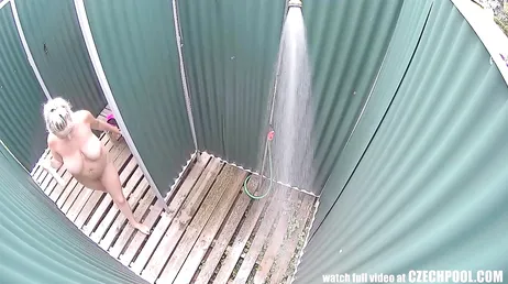 Spionieren Sie eine sehr gut aussehende reife Frau in der Dusche aus!!