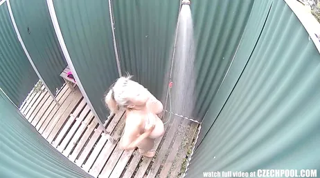 Spionieren Sie eine sehr gut aussehende reife Frau in der Dusche aus!!