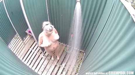 Spionieren Sie eine sehr gut aussehende reife Frau in der Dusche aus!!