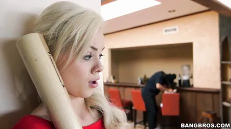 Zeer geile blondine neukt uiteindelijk de dief