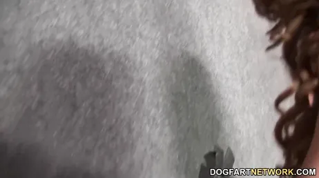 La strip-teaseuse chaude profite d'un trou de gloire avec des bites noires