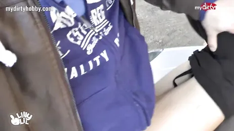 Elle aime baiser dans le cul sur la Mercedes du copain