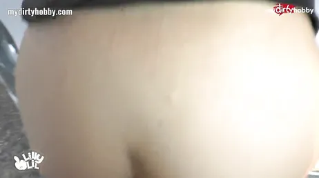 Elle aime baiser dans le cul sur la Mercedes du copain