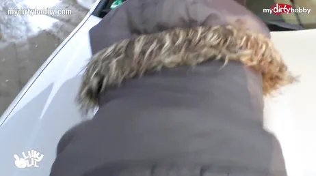 Elle aime baiser dans le cul sur la Mercedes du copain