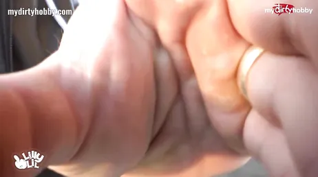 Elle aime baiser dans le cul sur la Mercedes du copain