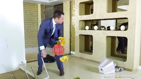 Un mazzo di fiori convince l'impiegato a scopare