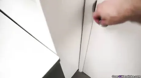 Você só pode trabalhar aqui se primeiro me fizer um bom boquete.