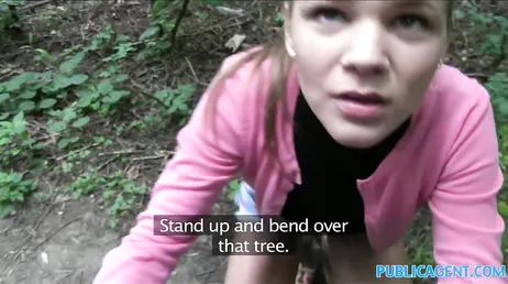 Den här modiga tjejen är inte rädd för att knulla mitt i skogen