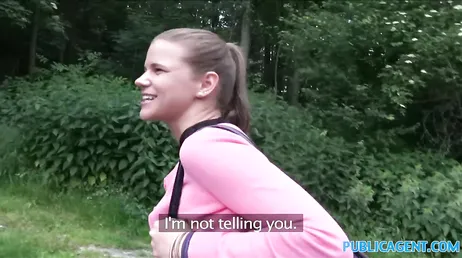 Den här modiga tjejen är inte rädd för att knulla mitt i skogen
