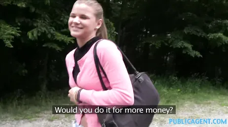 Den här modiga tjejen är inte rädd för att knulla mitt i skogen