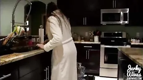 Efter duschen bestämmer sig mamma för att knulla sin styvson hårt