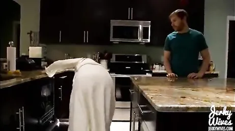 Efter duschen bestämmer sig mamma för att knulla sin styvson hårt