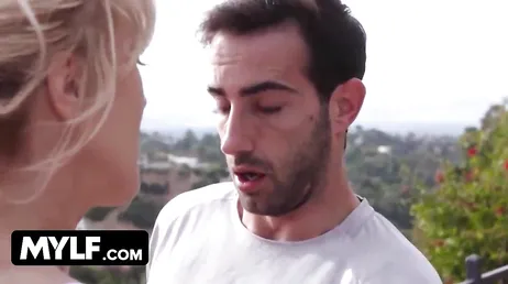Der Nachbar wird geil, als er die MILF beim Yoga sieht.