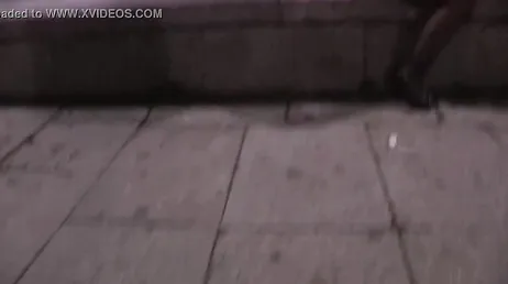 Ela se masturba na rua, correndo o risco de ser pega!